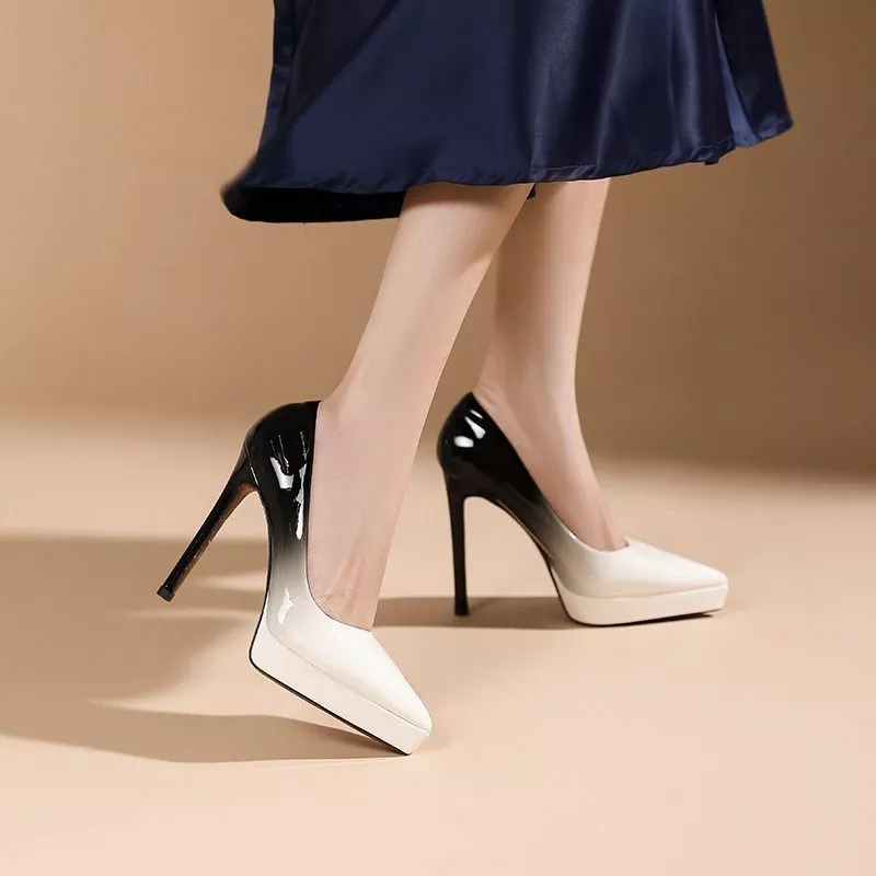 Scarpe beige e nero indossate vista frontale
