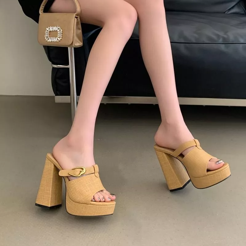 Scarpe sabot donna beige indossate, vista laterale con fibbia
