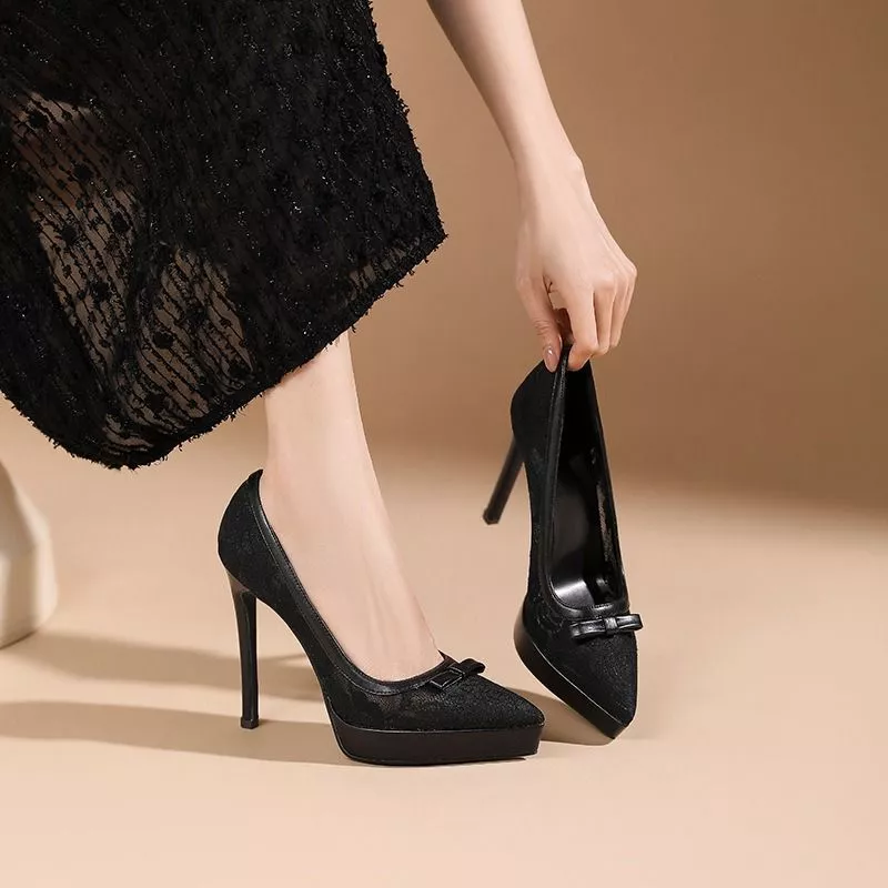 D&eacute;collet&eacute; nero da donna indossate, vista frontale e laterale