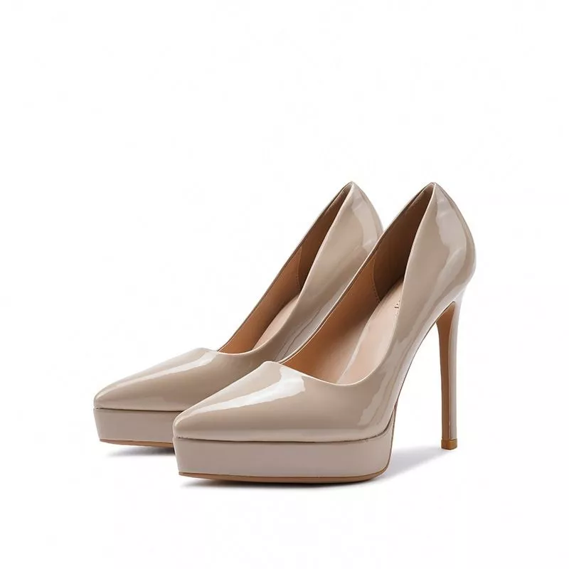 Tre paia di d&eacute;collet&eacute; donna in nero, beige e beige chiaro disposte su una superficie