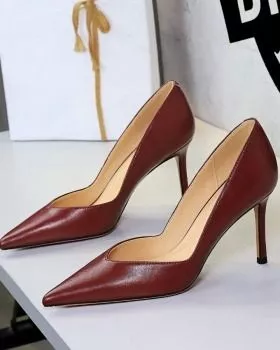 D&eacute;collet&eacute; donna bordeaux con tacco e punta affilata