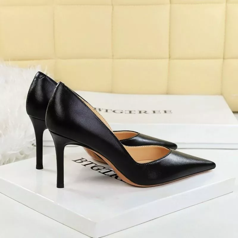 D&eacute;collet&eacute; donna nero con tacco 8 cm vista laterale