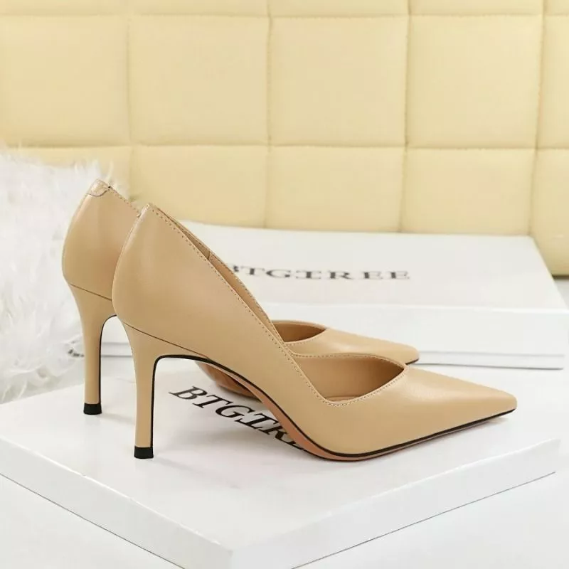 D&eacute;collet&eacute; donna beige con tacco medio e punta slanciata