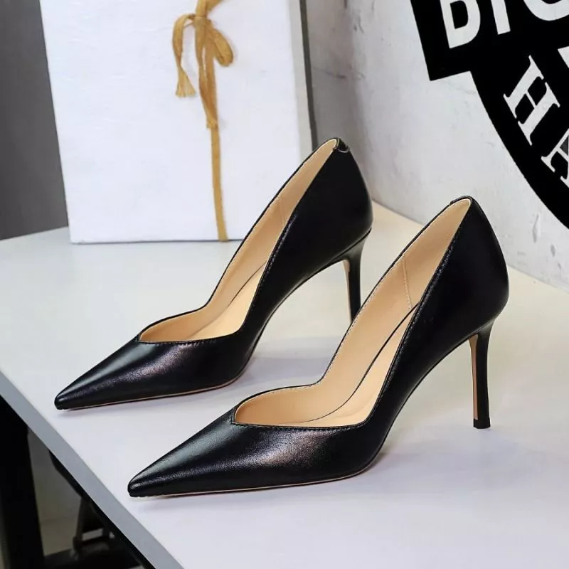 D&eacute;collet&eacute; donna nero su scatola bianca