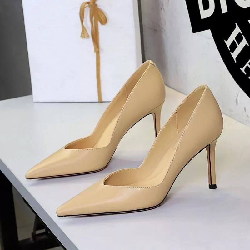 D&eacute;collet&eacute; donna beige vista di profilo