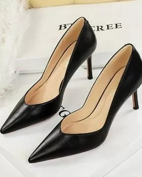 D&eacute;collet&eacute; donna nera con tacco stiletto 8 cm, punta affusolata