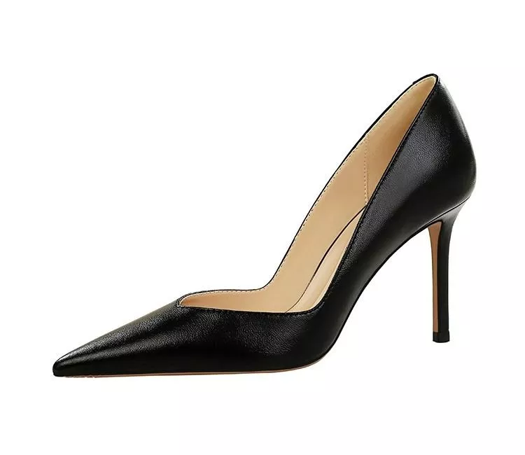 Primo piano d&eacute;collet&eacute; nera con tacco stiletto