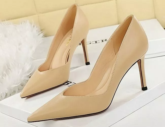 Primo piano d&eacute;collet&eacute; albicocca con tacco stiletto