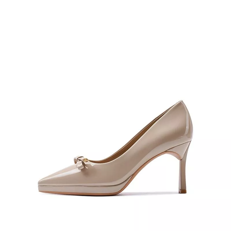 Scarpa d&eacute;collet&eacute; beige chiaro lucida vista laterale