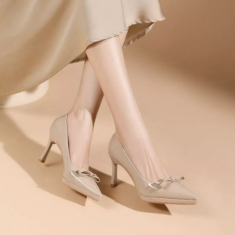 Donna indossa d&eacute;collet&eacute; beige chiaro lucide con tacco 8 cm e gonna beige