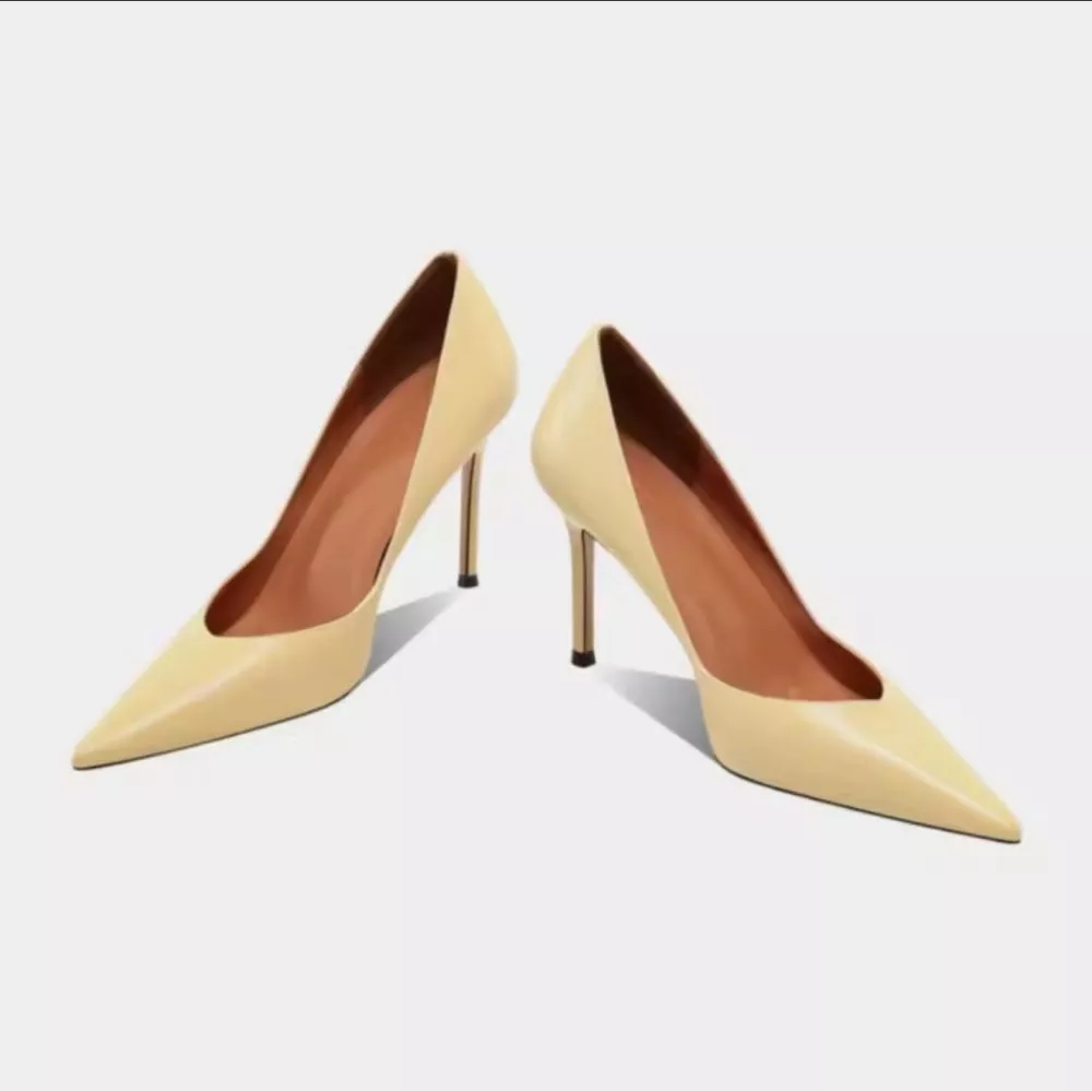 D&eacute;collet&eacute; donna beige chiaro vista frontale leggermente obliqua da sinistra