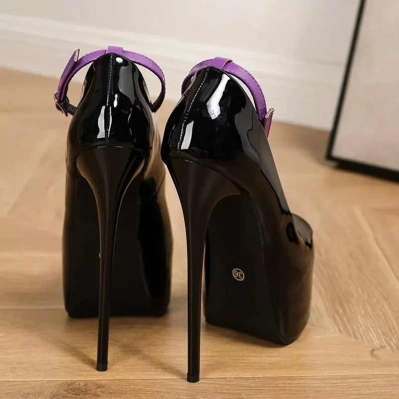 Scarpe vista retro con tacco alto e dettaglio viola