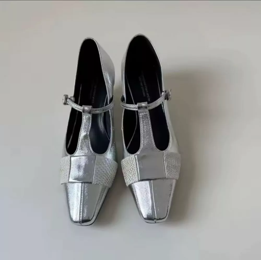 D&eacute;collet&eacute; donna argento metallizzato con cinturino a T e fascia testurizzata bianca, tacco medio