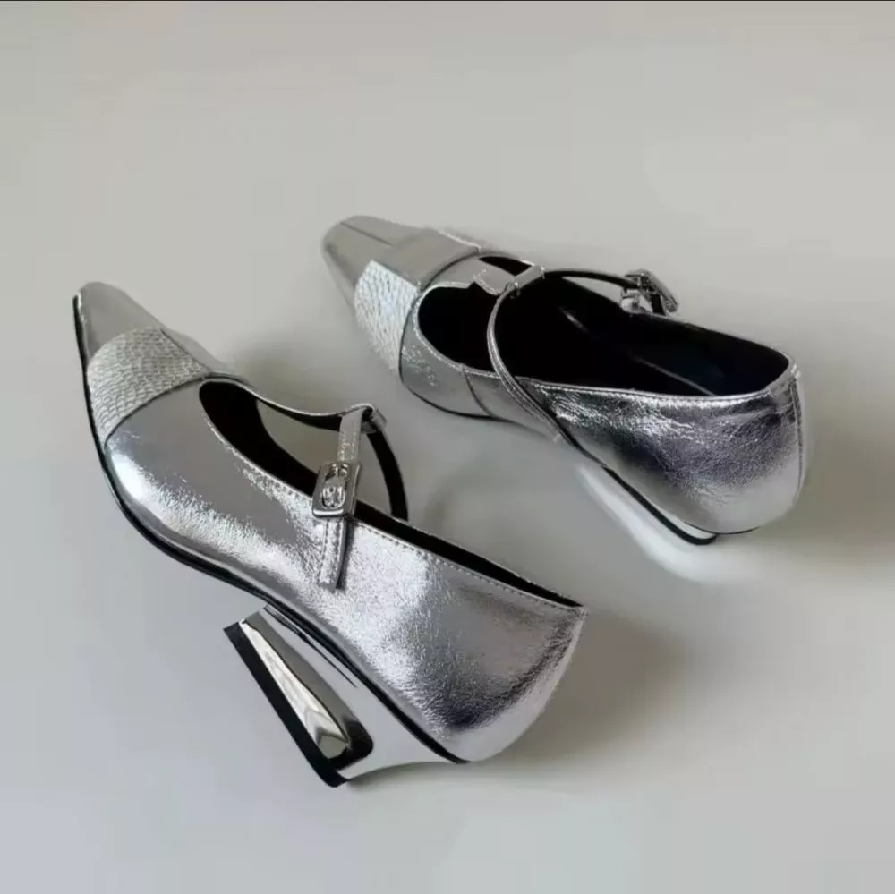 D&eacute;collet&eacute; donna argento metallizzato con cinturino a T, vista dall'alto e dettagli fascia testurizzata
