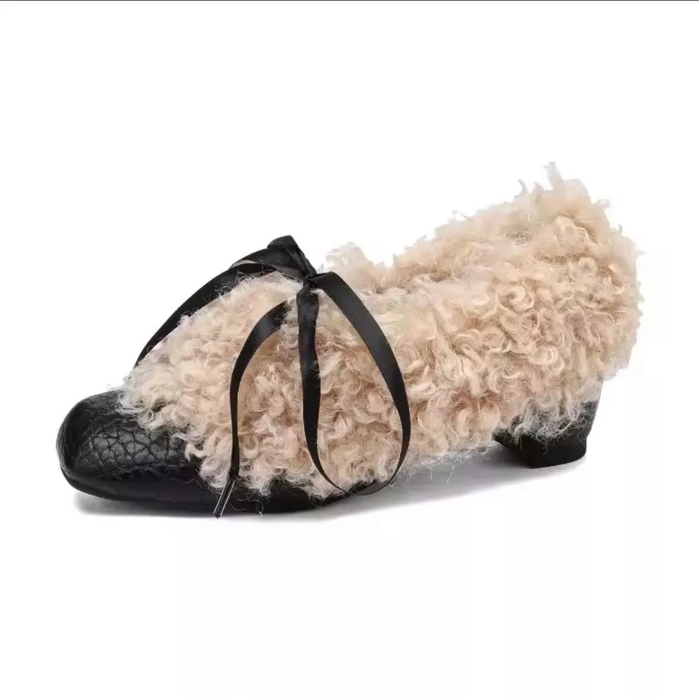 Dettaglio d&eacute;collet&eacute; marroni in pelo sintetico con fiocco marrone singola su fondo chiaro, vista laterale.