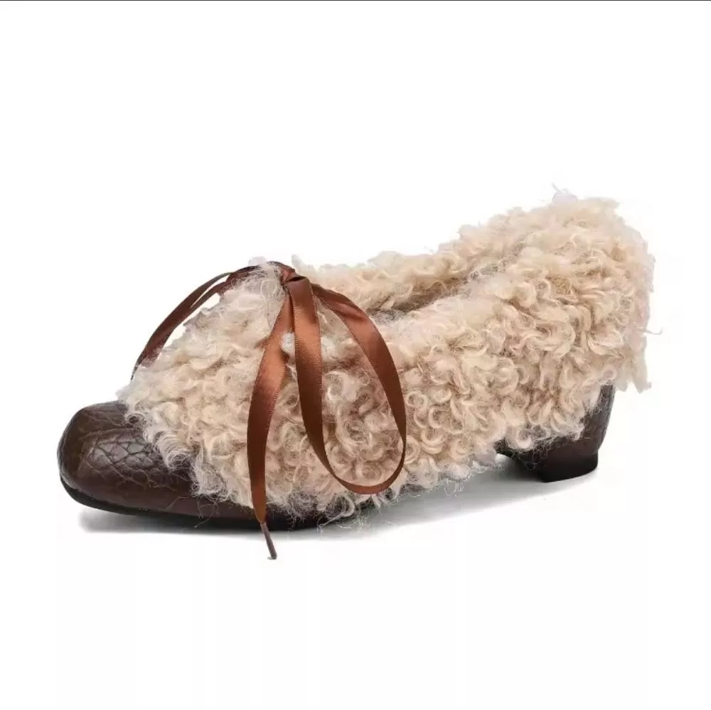 D&eacute;collet&eacute; marroni in pelo sintetico con fiocco marrone vista laterale singola su fondo neutro chiaro.