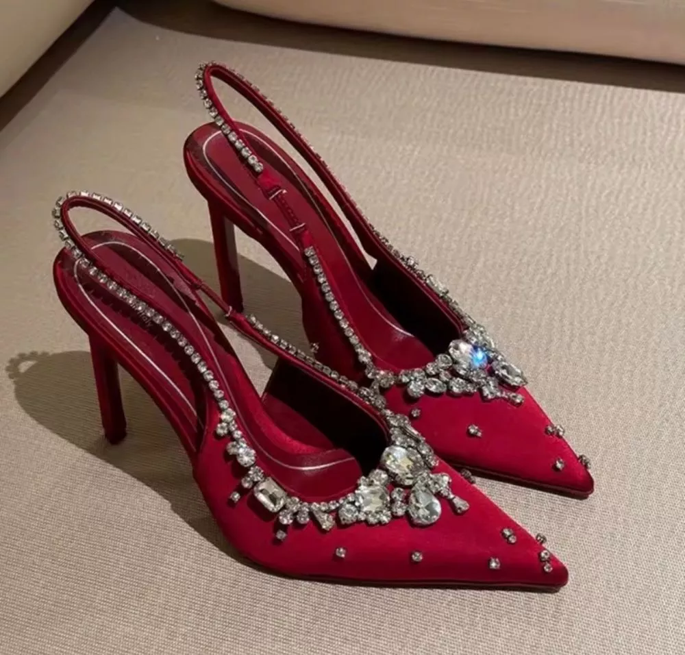 Decollete rosse con strass, vista dall'alto su fondo beige