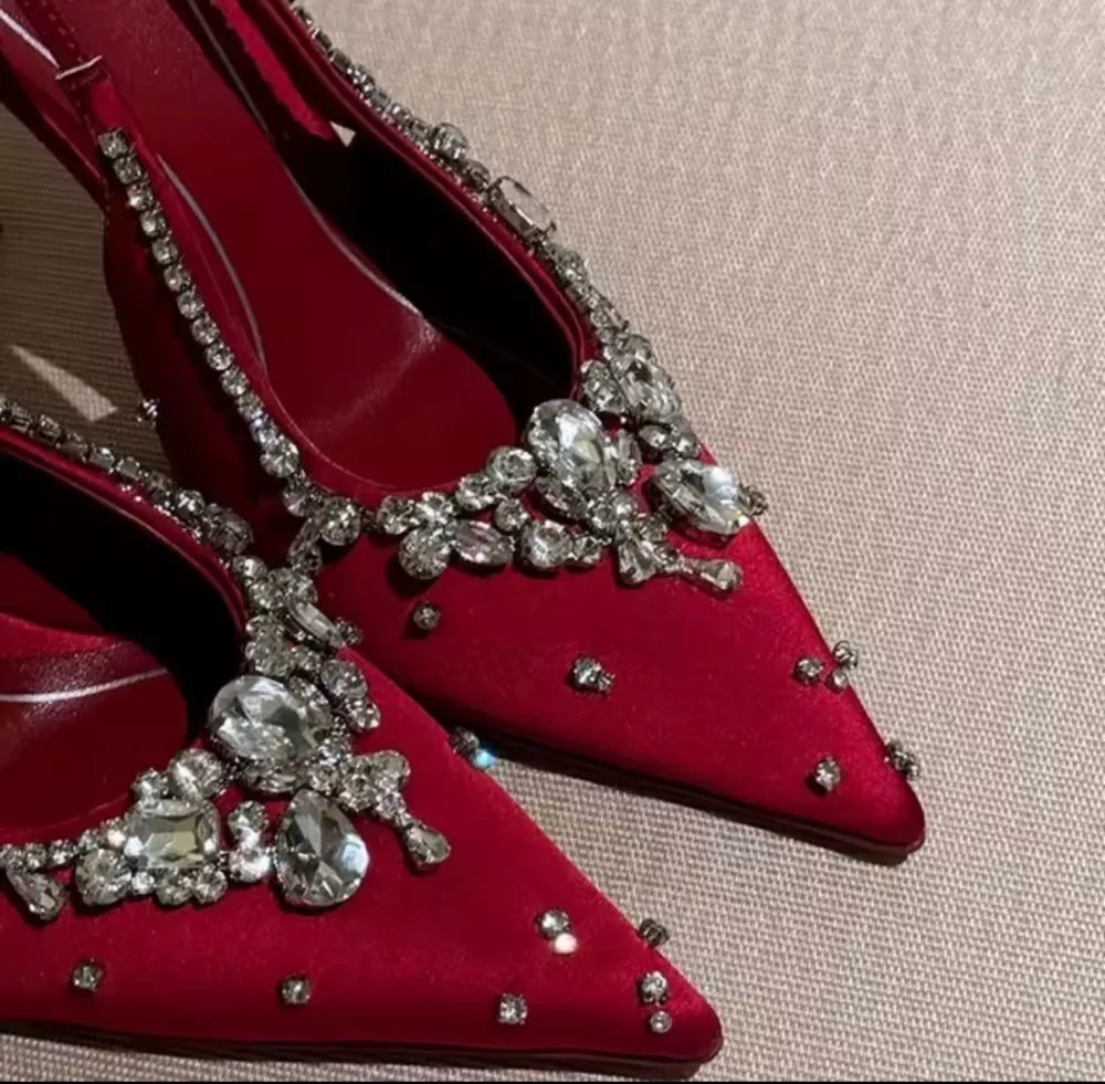 Particolare della punta delle decollete rosse con strass