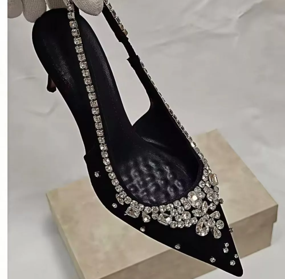 Particolare delle decollete nere con strass