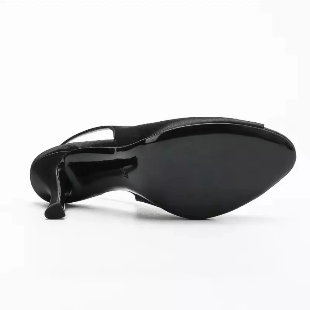 Suola nera della d&eacute;collet&eacute; slingback nera in primo piano