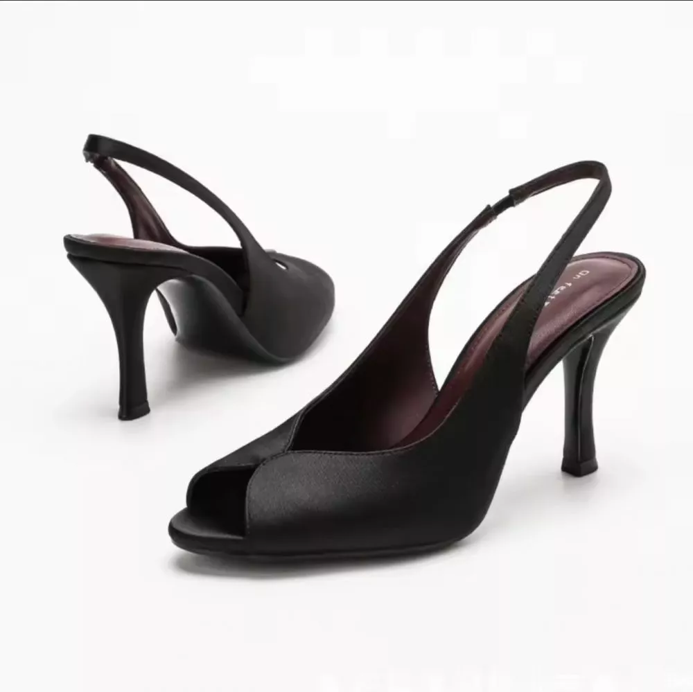 Vista frontale d&eacute;collet&eacute; slingback bianco satinato