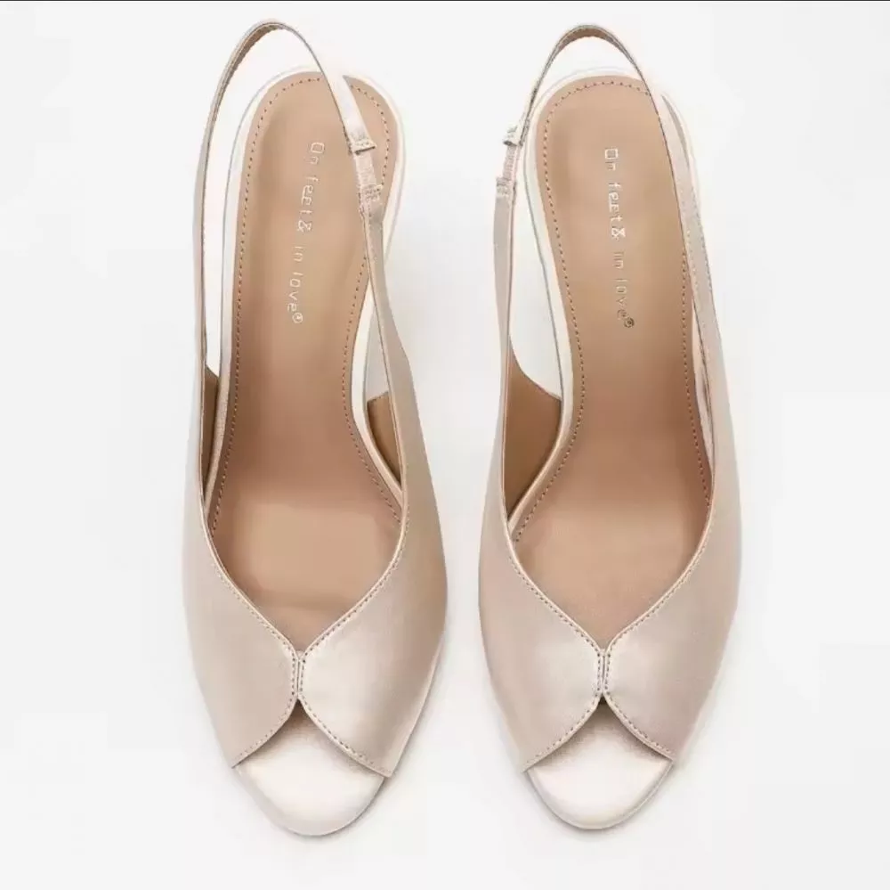 D&eacute;collet&eacute; slingback bianche viste dall'alto in primo piano