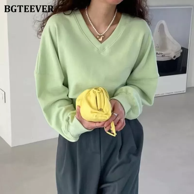 Felpa donna verde chiaro con scollo a V e maniche lunghe vista frontale