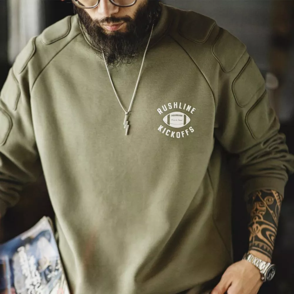 Modello uomo con felpa verde con stampa frontale