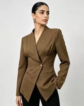 Giacca da donna marrone indossata vista frontale con braccia lungo il corpo