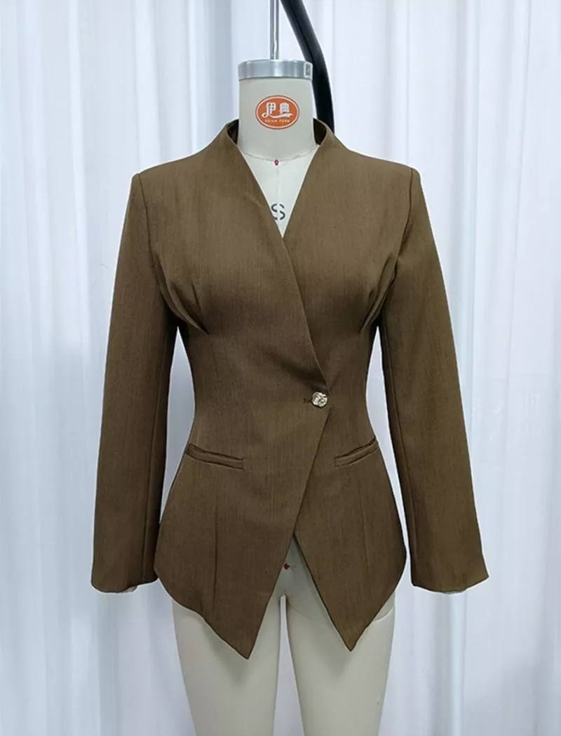 Giacca marrone elegante vista posteriore su manichino