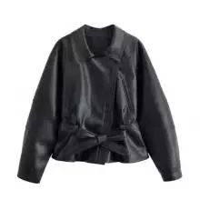 Vista ravvicinata giacca donna in pelle sintetica nero con cintura e zip