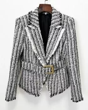 Giacca donna tweed bianco e nero appesa con cintura e fibbia dorata