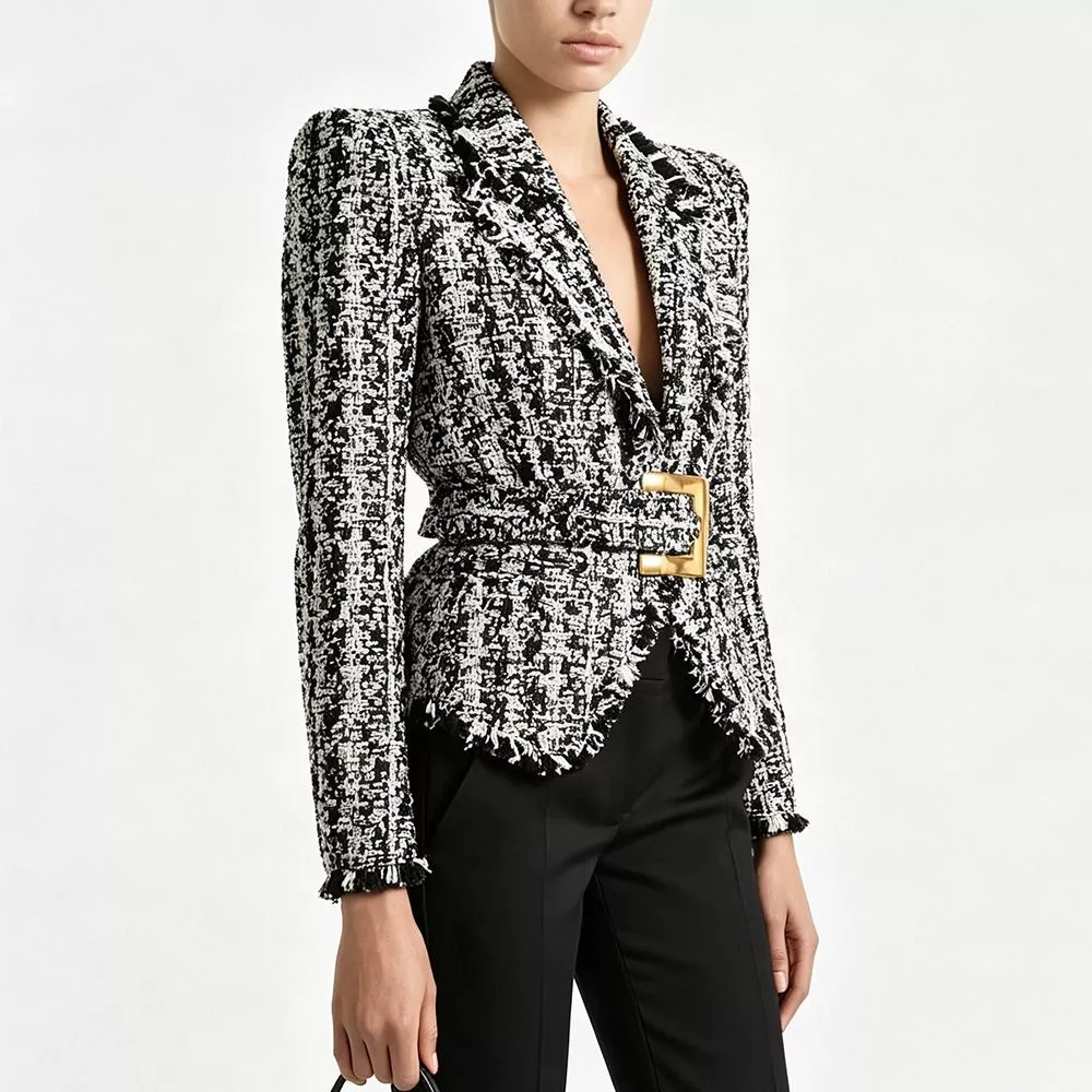 Modella che indossa giacca donna tweed bianco e nero con maniche lunghe e cintura