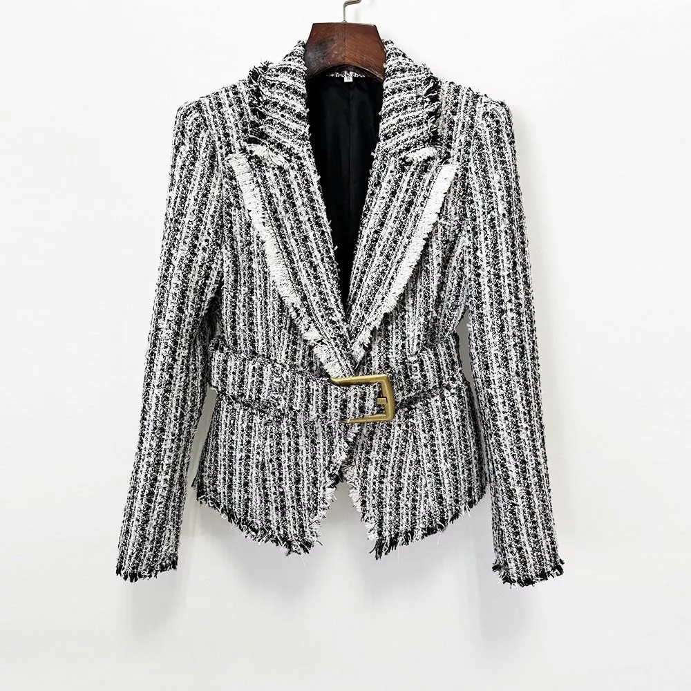 Dettaglio giacca donna tweed bianco e nero con cintura e fibbia dorata vista frontale