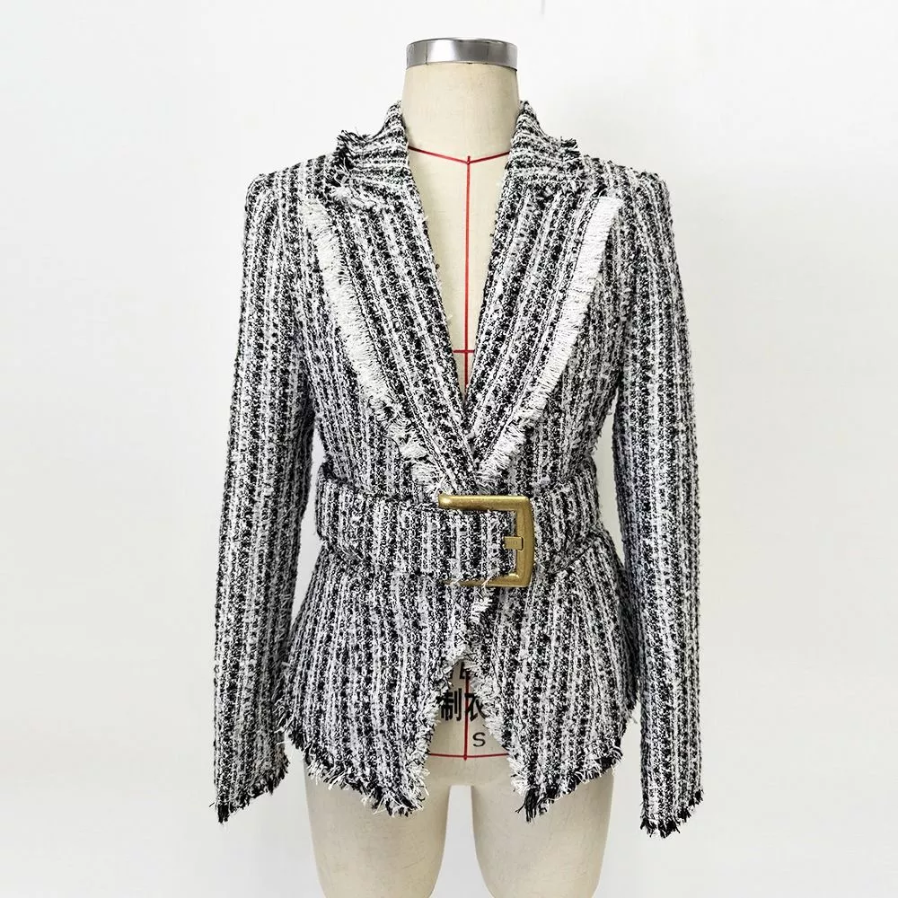 Giacca donna tweed bianco e nero con cintura indossata su manichino