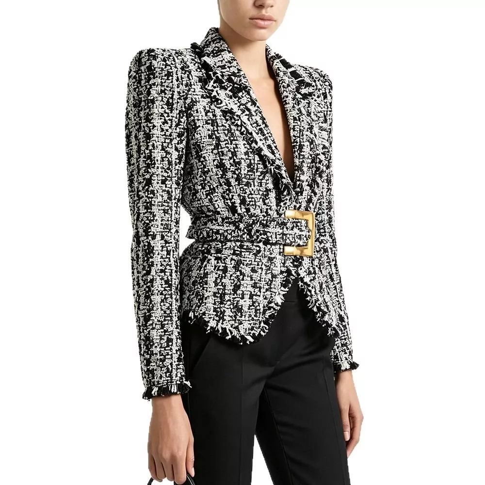 Dettaglio collo e tessuto della giacca donna tweed bianco e nero