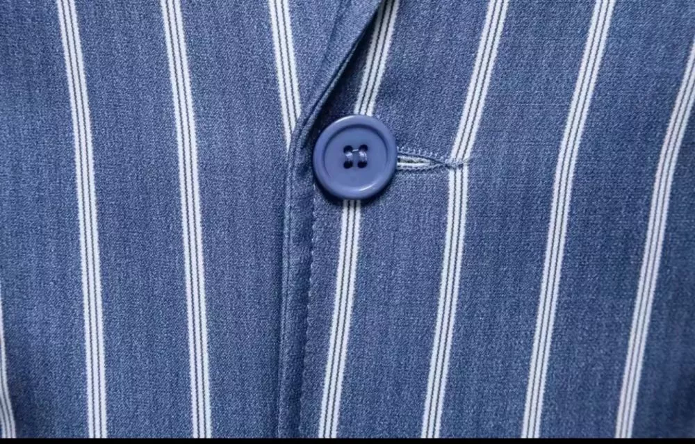 Dettaglio bottoni e tessuto giacca spezzato righe blu e bianco