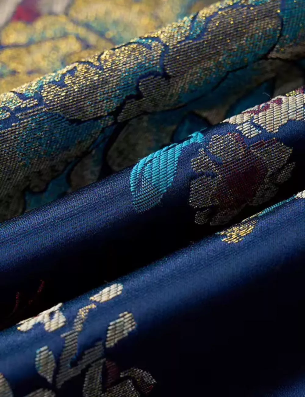 Particolare trama e tessuto della giacca spezzato uomo blu navy con motivo floreale
