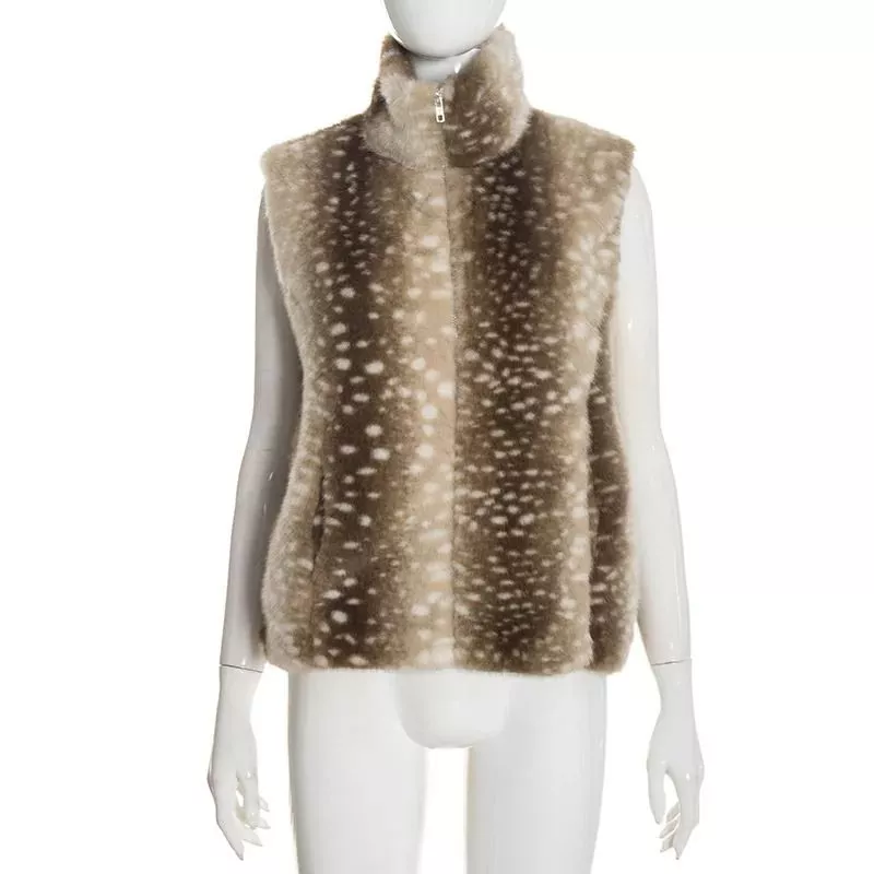 Gilet donna in ecopelliccia beige maculata con collo alto e zip, su manichino