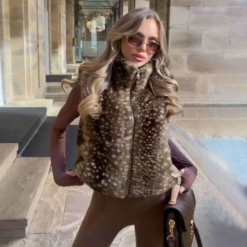 Gilet donna in ecopelliccia marrone scuro maculata con collo alto e zip, indossato, dettaglio frontale