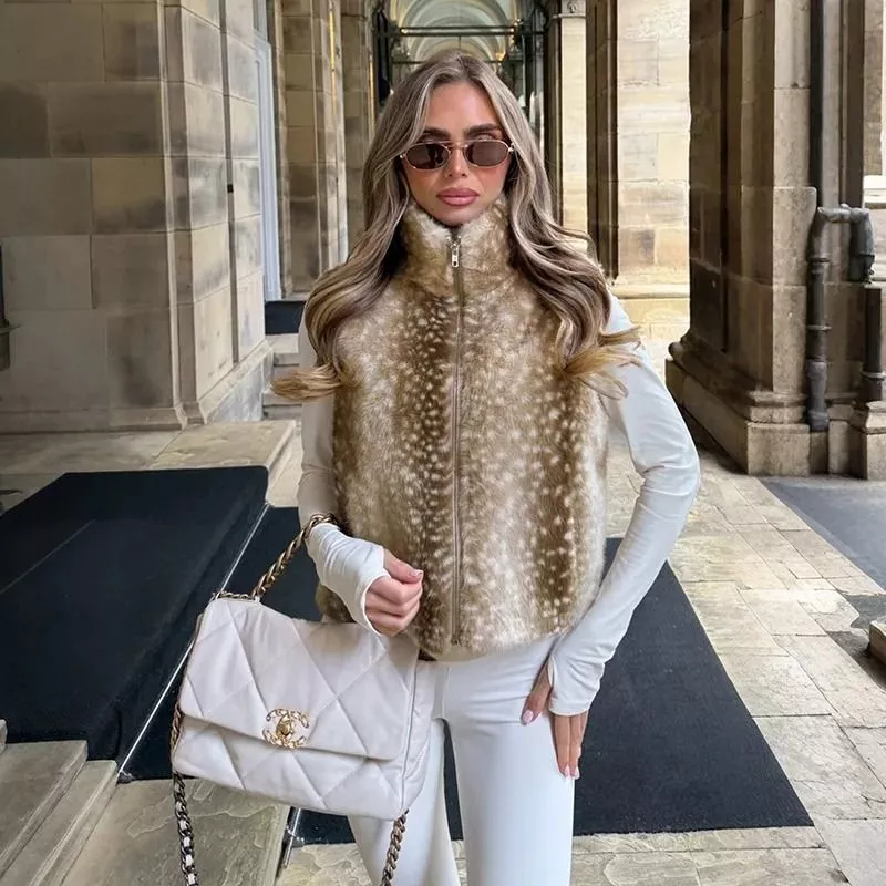Gilet donna in ecopelliccia beige maculata con collo alto e zip, indossato, vista frontale