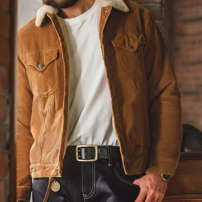 Giubbino marrone indossato da uomo con chiusura aperta su t-shirt bianca e jeans