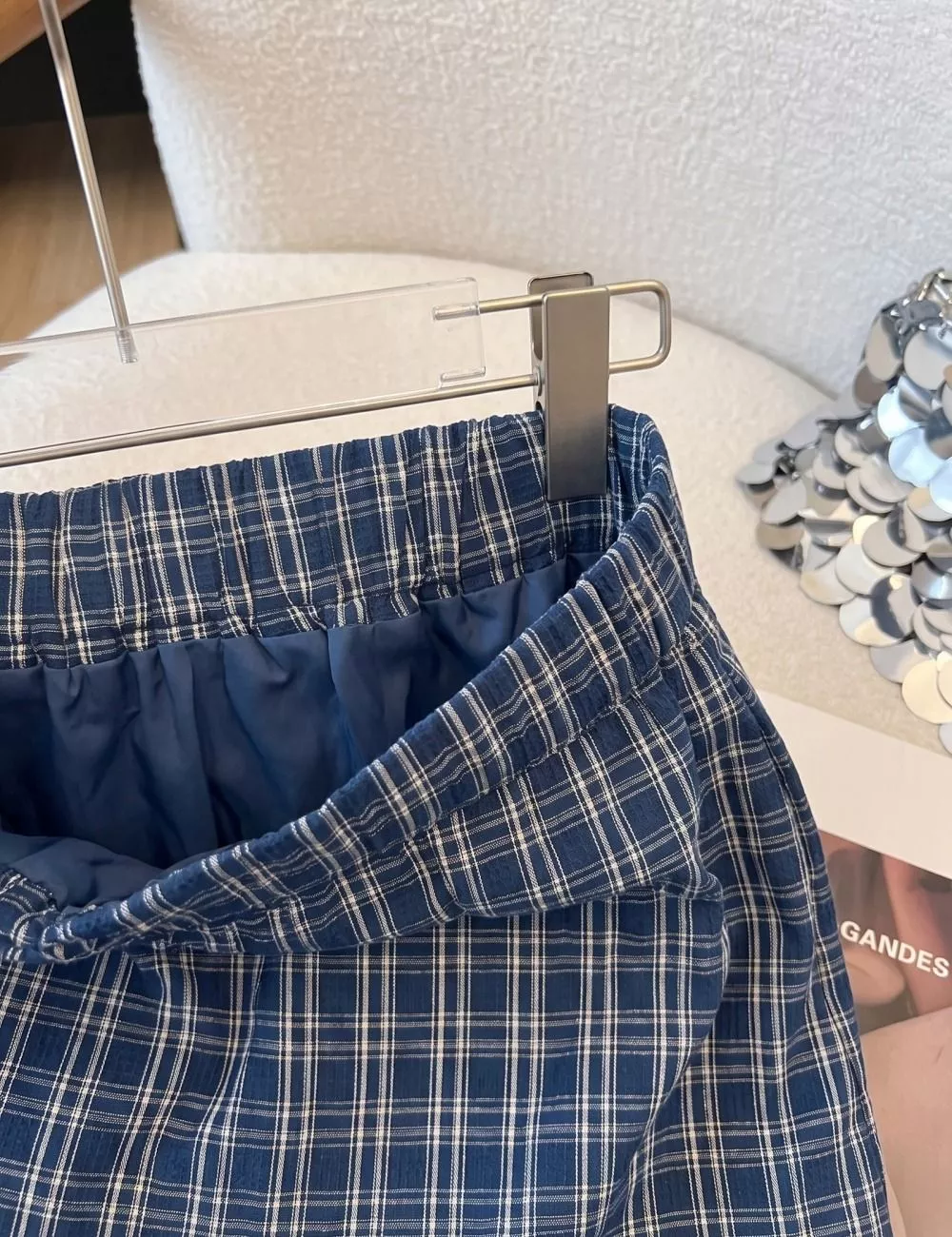 Interno della gonna con fodera blu e vita elastica