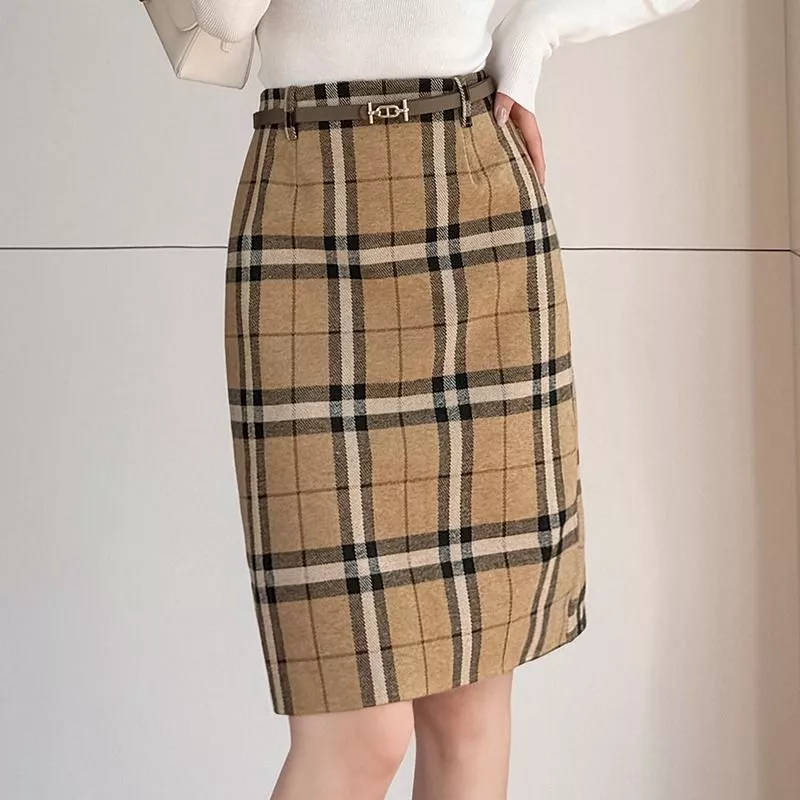Dettaglio gonna a tubino con fantasia quadri beige e nero