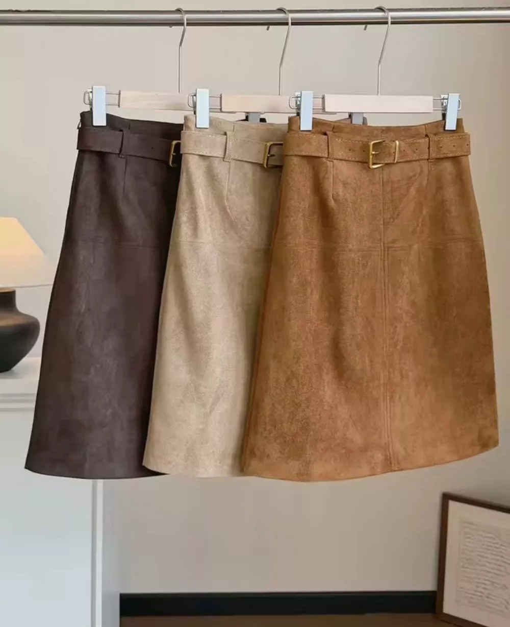 Tre gonne effetto scamosciato con cintura: marrone scuro, beige chiaro e marrone chiaro