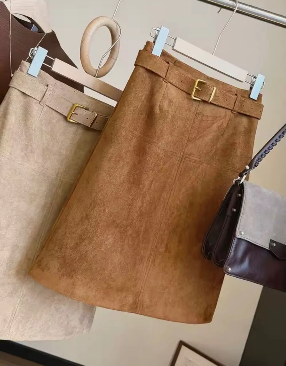 Due gonne beige chiaro e marrone chiaro con cintura e fibbia, vista frontale