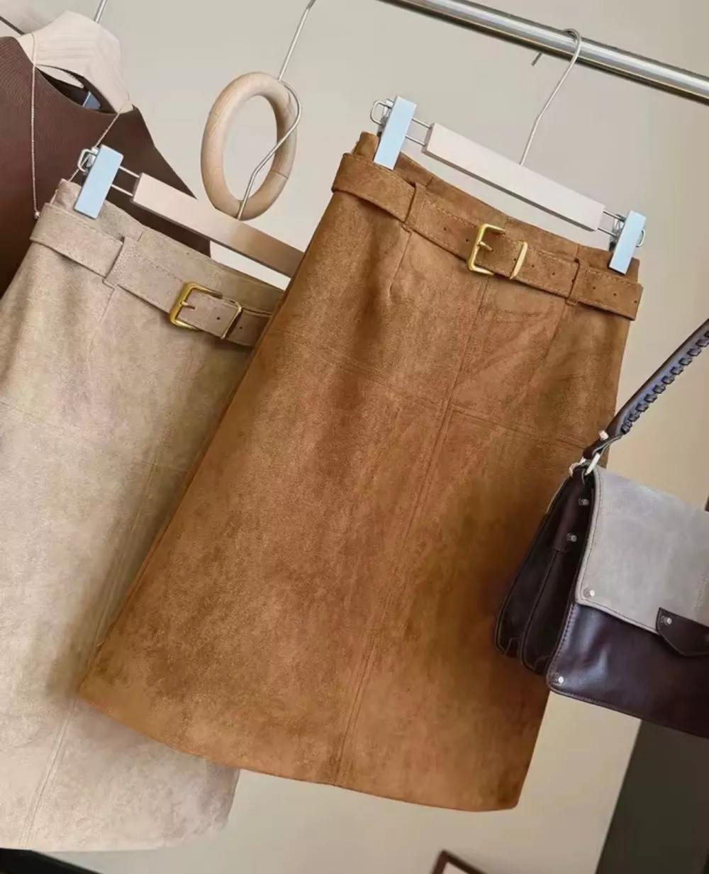 Due gonne beige chiaro e marrone chiaro effetto scamosciato appese