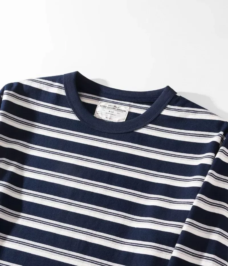 Dettaglio parte superiore maglia a righe blu navy e bianco, collo rotondo