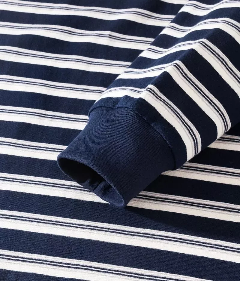 Particolare polsino manica lunga in tinta unita blu navy