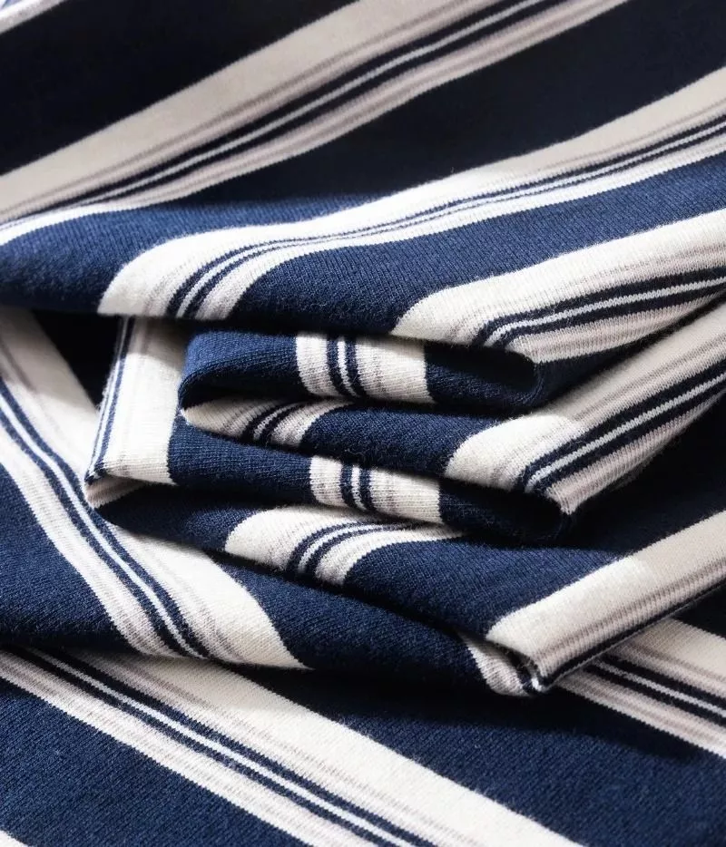 Dettaglio tessuto e fantasia a righe blu navy e bianco